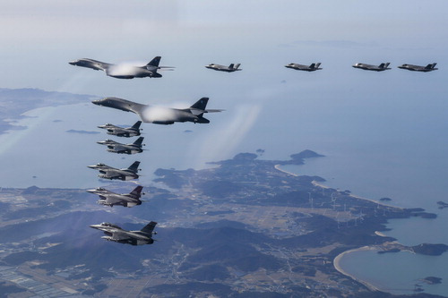 미국의 B-1B 전략폭격기가 지난 19일 한국 F-35A와 미 F-16 전투기의 호위를 받으며 연합공중훈련을 펼치고 있다.  【사진 제공=합동참모본부】