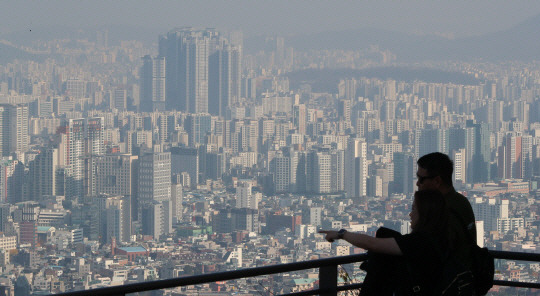 ▲18일 오후 서울 남산에서 바라본 서울 시내 아파트 단지 모습. 뉴시스