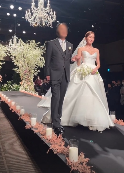 Actress Ko Sung-hee, 33, posted her wedding gown today.On the 20th, Ko Sung-hee held a wedding ceremony with a non-celebrity man at a hotel in Jung-gu, Seoul. The ceremony was held privately in consideration of the groom.At the wedding ceremony, volleyball player Kim Yeon-koung (35), model Kang Seung-hyun (36), and Song Da-in, a former member of the group Wasup, attended to cheer for the second act of Ko Sung-hees life.In particular, Song Da-in said, Go away, you... Ko Sung-hee, the prettiest bride in the world. I was in my 20s. We were separated for a while due to various things, but when I saw you in Wedding Dress today, my nose was frowning.I always love you beautifully and hotly as you always say, and I want you to be healthy and happy all the time. Congratulations on marriage. Ko Sung-hee, wearing a pure white Wedding Dress, holding his fathers hand and entering the Wedding ceremony, has a shy smile on his face.In the second part of Wedding ceremony, I walked the Virgin Road with my gorgeous husband in a sparkling dress. Walking reminiscent of the runway, Ko Sung-hees beautiful figure caught my eye.