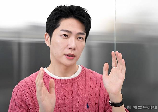 지난달 27일 서울 서대문구 제너럴컨셉에서 아우라M(본명 이상민)이 헤럴드경제와 인터뷰를 하고 있다. [이상섭 기자]