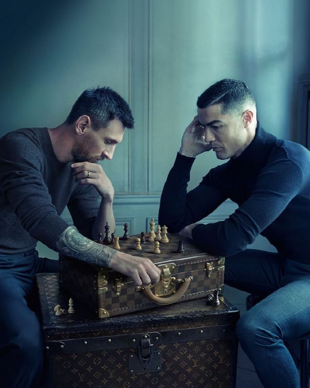 리오넬 메시(왼쪽)와 크리스티아누 호날두가 체스판을 두고 찍은 광고(일부). [루이비통]