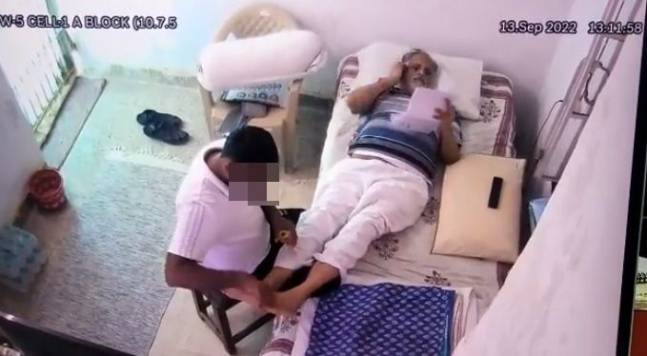 구치소에서 마사지를 받는 사티엔다르 자인 인도 델리주 장관 .[SNS]