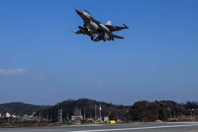 [영주=뉴시스] 김진호 기자 =KF-16 전투기가 16일 한미 연합 비상활주로 접근훈련을 위해 경북  영주시 비상활주로에 낮은 고도로 접근하고 있다. (사진=공군작전사령부 제공) 2022.11.17 photo@newsis.com *재판매 및 DB 금지