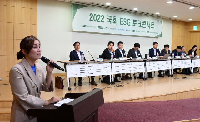 임오경 더불어민주당 의원이 18일 서울 여의도 국회에서 열린 ‘2022 국회 ESG 토크콘서트’에서 국회 예결위원으로서 내년 탄소 중립 R&D 예산 증가율이 급감한 것에 대한 아쉬움을 토로하고 있다.