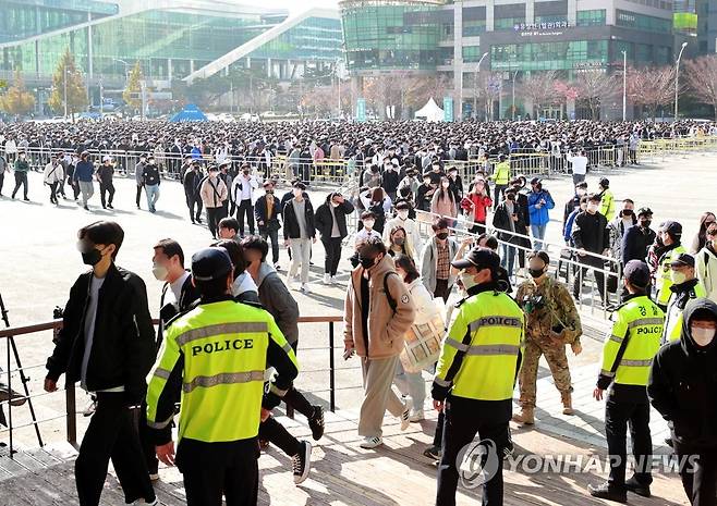 국내최대 게임전시회 인파 (부산=연합뉴스) 손형주 기자 = 지난 17일 부산 해운대구 벡스코에서 개막한 국내 최대 게임 전시회 지스타에서 관람객 입장 동선에 경찰이 배치돼 안전관리를 하고 있다. 주최 측과 부산시, 경찰은 이태원 참사와 같은 안전사고 예방을 위해 안전관리 인력을 2배 늘리고 구역별 입장 인원도 제한할 방침이다. 2022.11.20 handbrother@yna.co.kr