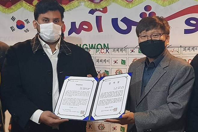 감사장 받는 무하맛 샤비르 씨 [경남이주민센터 제공. 재판매 및 DB 금지]