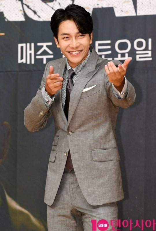 Lee Seung-gi sent proof of the entertainment activity Revenue to his agency Hook Entertainment (hereafter Hook), and the report that he did not receive any soundtrack settlement since Lee Seung-gis debut led to the controversy of slave contract.When the conflict with the hook was revealed on the surface of the water, Lee Seung-gi said, I have to be courageous so that my people will not be ignored anymore.On the 21st, Dispatch Media released proof of the contents of the soundtrack settlement bill sent to Lee Hook by Lee Seung-gi last weekLee Seung-gi has released 137 songs for 18 years, but the soundtrack revenue from the hook is 0 won.According to the soundtrack settlement statement for each distribution channel, the soundtrack revenue earned by Lee Seung-gi from October 2009 to September 2022 is about 9.6 billion won.In addition, the account book with soundtrack revenues and expenses for about five years from June 2004 to August 2009, when Lee Seung-gi debuted, has been lost. Considering this, soundtrack sales are expected to be at least W10bn .Lee Seung-gi said that he had been subjected to gaslighting from his agency executives.Every time Lee Seung-gi inquires about soundtrack settlement since last year, You are a minus singer, Your fans do not buy albums, Lee Seung-gi tasted.Its been a long time since Ive been through psychological abuse and sarcasm.Lee Seung-gi, who suffered from slave Contract and Gaslighting, eventually pulled out his sword after 18 years.Lee Seung-gi asked for a settlement through the proof of content and said, I have to be courageous so that my people will not be ignored anymore. If I can not be a celebrity because of harassment and intimidation, it will also be my destiny.Please contact us through your lawyer.On October 10, the Police Departments Major Crime Investigation Department conducted a confiscation search on the Hook building in Cheongdam-dong, Gangnam-gu, Seoul.In the background of the seizure search, it was reported that some executives were suspected of embezzlement. The transfer of Yoon Ji-jung, the star of the agency, was also raised, but Hook said, It is unfounded. Hook, who remains mute today as well. Lee Seung-gi launched a counterattack, and the public turned their backs on Hook.Now Hook will have to disclose clear data about where the soundtrack Revenue of more than 10 billion won has flowed, not evidence destruction.