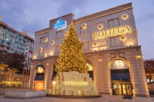 갤러리아백화점 명품관 앞에 자리잡은 보테가 베네타 크리스마스 트리 장식(사진=갤러리아백화점)