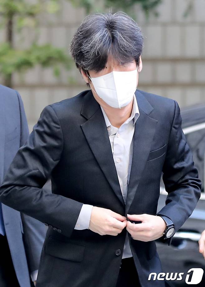남욱 변호사가 21일 오전 서울 서초구 서울중앙지법에서 열린 대장동 개발 사업 로비·특혜 의혹 관련 1심 속행 공판에 출석하고 있다. 2022.11.21/뉴스1 ⓒ News1 장수영 기자