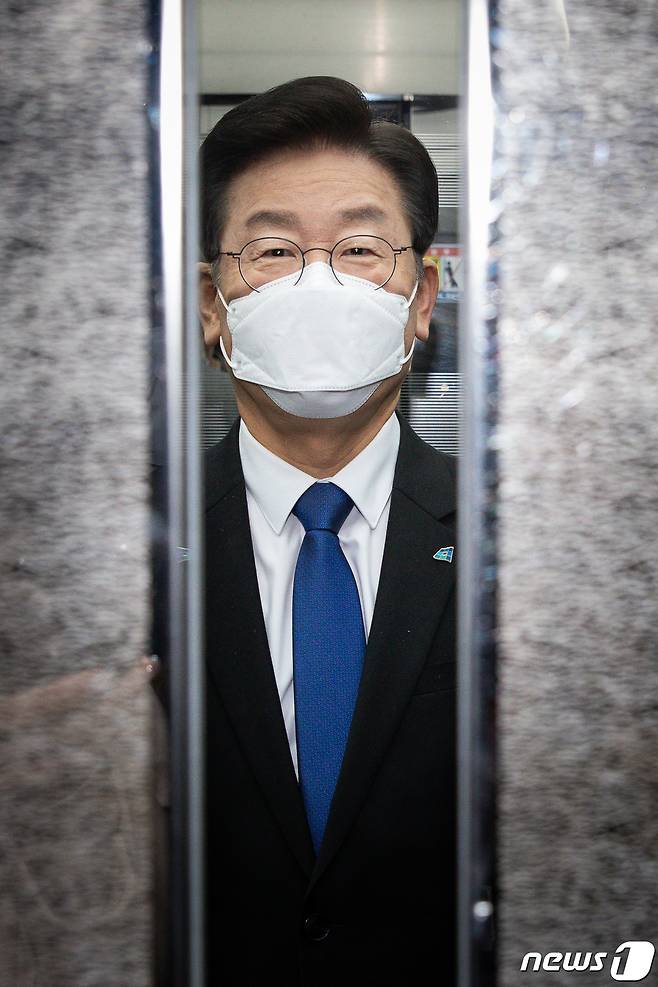 이재명 더불어민주당 대표가 21일 서울 여의도 국회에서 열린 최고위원회의를 마친 후 엘리베이터에 탑승하고 있다. 2022.11.21/뉴스1 ⓒ News1 유승관 기자
