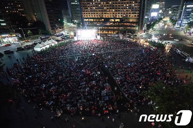 지난 2018 러시아월드컵 F조 조별리그 대한민국과 스웨덴의 경기가 열린 2018년 6월18일 오후 서울 중구 서울광장에서 시민들이 열띤 거리응원을 펼치고 있다. 2018.6.18/뉴스1 ⓒ News1 이승배 기자