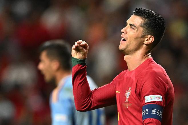 (FILES) In this file photo taken on September 27, 2022, Portugal's forward Cristiano Ronaldo gestures during the UEFA Nations League, league A, group 2 football match between Portugal and Spain, at the Municipal Stadium in Braga. (Photo by PATRICIA DE MELO MOREIRA / AFP)







<저작권자(c) 연합뉴스, 무단 전재-재배포 금지>