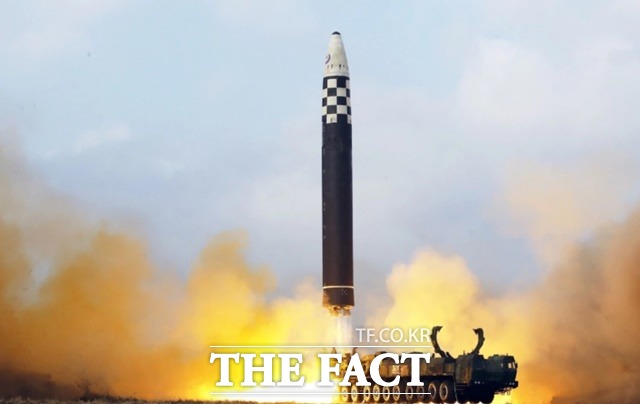 북한의 대륙간탄도미사일(,ICBM) '화성-17'형이 화염을 뿜으며 발사되고 있다. /조선중앙통신