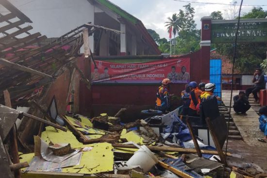 인도네시아 서자바 치안주르에서 21일(현지시간) 규모 5.6의 지진이 발생했다. 구조대원들이 지진으로 피해를 입은 학교에서 수색을 진행하고 있다. [이미지출처=AP연합뉴스]