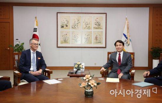 김진태 강원도지사와 존 야콥슨 레고랜드 총괄사장이 21일 강원도청에서 첫 면담을 했다. [강원도]