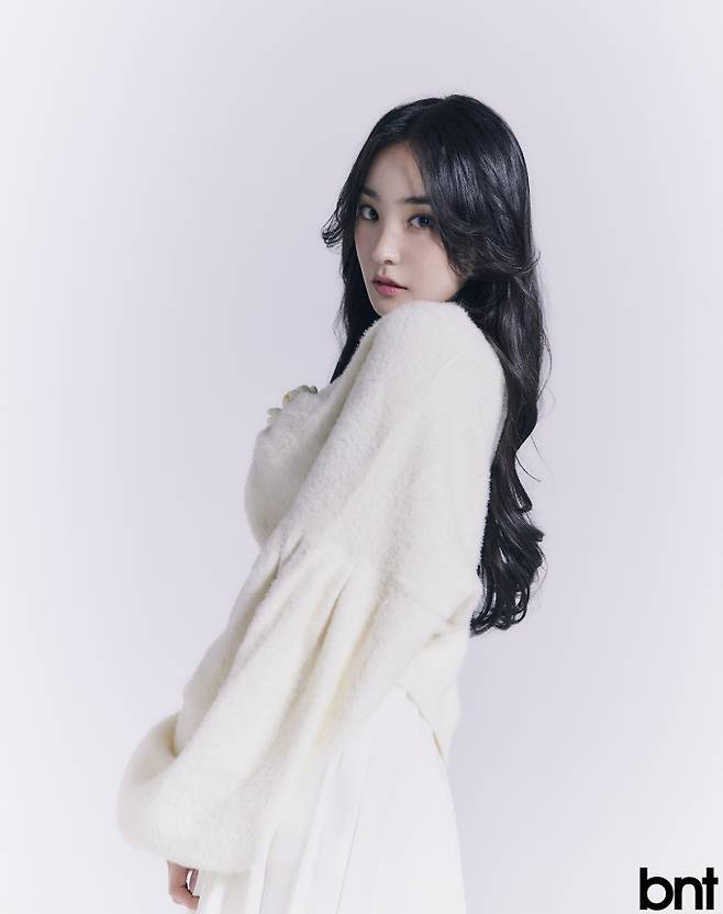 화이트 톱과 스커트는 위드허 제품.