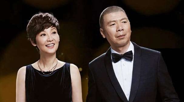 10월말부터 미국 이민설이 나오는 영화감독 펑샤오강과 배우 쉬판 부부. /시나닷컴