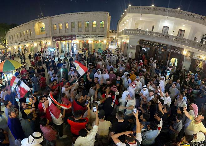 지난 18일 밤 카타르 도하 수크 와키프(Souq Waqif) 거리에서 세계 각국의 응원단이 거리 응원을 펼치고 있다. 2022. 11. 18 / 장련성 기자