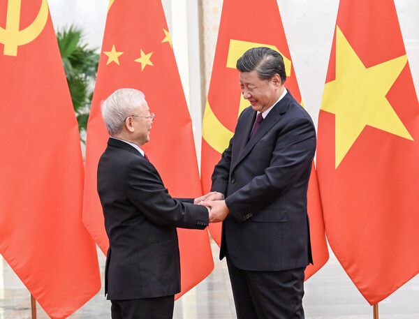 지난 10월 31일, 중국 베이징을 찾은 응우옌푸쫑(왼쪽) 베트남공산당 서기장과 만난 시진핑 국가주석./뉴시스