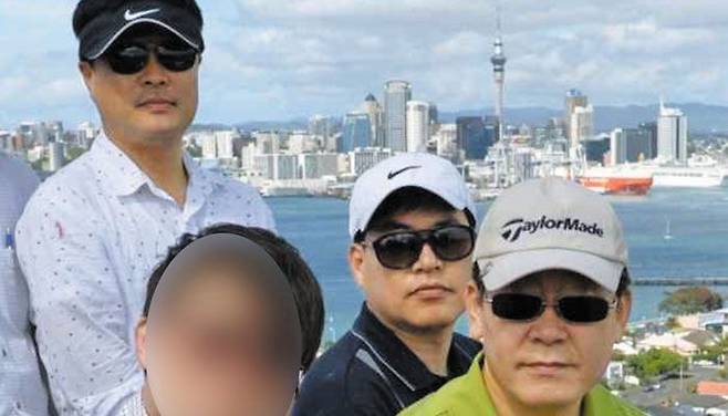 이재명(맨 오른쪽) 더불어민주당 대표가 성남시장이던 2015년 호주·뉴질랜드 9박 11일 출장 기간에 고 김문기(맨 왼쪽) 전 성남도시개발공사 개발사업1처장, 유동규(가운데) 전 성남도시개발공사 기획본부장과 함께 찍은 사진. 왼쪽 아래가 이번에 민주당 당직자로 채용된 김모씨다. /이기인 국민의힘 경기도의원 제공