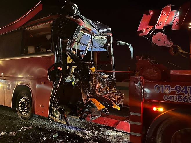 지난 20일 오후 8시 23분쯤 충남 천안시 서북구 성거읍 경부고속도로 서울방면 북천안나들목 부근에서 관광버스 3대와 승합차 2대가 연쇄 추돌했다. /뉴스1