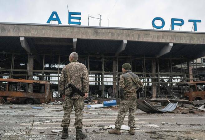 우크라이나 군인들이 20일(현지시각) 파괴된 헤르손 국제공항 앞에 서 있다. /AFP·연합뉴스