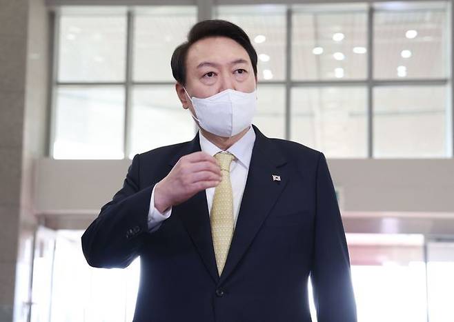 지난 18일 윤석열 대통령이 서울 용산 대통령실 청사로 출근하며 취재진 질문에 답하고 있다. ⓒ뉴시스