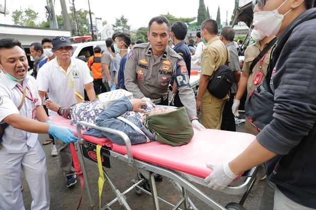 21일(현지시간) 인도네시아 서자바주 치안주르 지역에서 규모 5.6의 지진이 발생한 가운데 구조요원들이 부상자들을 옮기고 있다. ⓒ EPA/연합뉴스