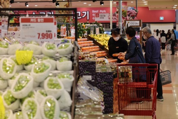 고환율이 지속되면서 국산 과일 판매량이 늘어나고 있는 것으로 나타났다. 21일 서울 시내 한 대형마트 과일 코너에서 시민들이 장을 보고 있다. 연합뉴스
