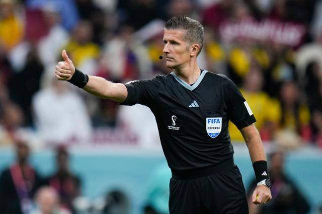 2022 카타르 월드컵 개막전 주심을 맡은 다니엘로 오르사토 주심이 21일 카타르 알코르의 알바이트 스타디움에서 전반 3분 VAR 판독 이후 엄지 손가락을 치켜세우고 있다. 알코르=AP 연합뉴스