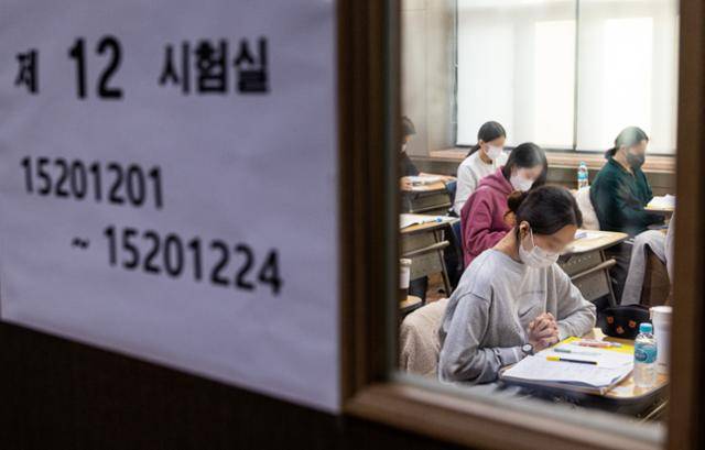 2023학년도 대학수학능력시험이 치러지는 23일 오전 서울 중구 이화여자외국어고등학교에서 한 수험생이 시험을 준비하고 있다. 사진공동취재단