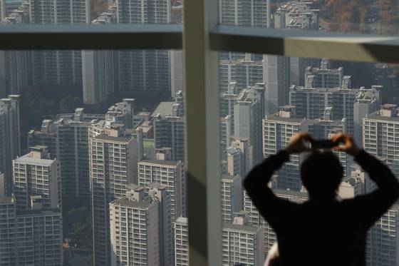 서울 송파구 롯데월드타워 전망대 서울스카이에서 바라본 시내 아파트 단지 모습. 연합뉴스