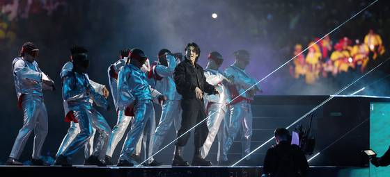 지난 20일(현지시간) 카타르 알코르 알바이트 스타디움에서 열린 2022 카타르 월드컵 개막식 공연에서 BTS멤버 정국이 대회 OST인 '드리머스'를 부르고 있다. 사진=연합뉴스