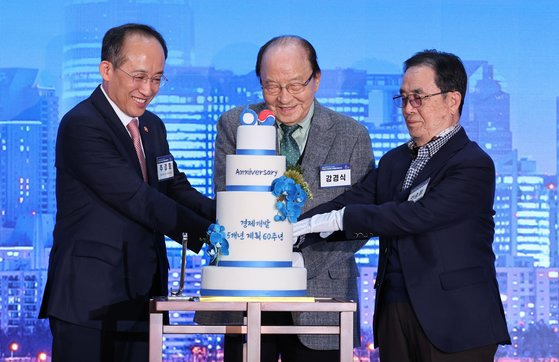 추경호 부총리 겸 기획재정부 장관(왼쪽부터)과 강경식 전 경제부총리, 안승철 전 한국개발연구원(KDI) 원장이 21일 서울 동대문구 글로벌지식협력단지에서 열린 경제개발 5개년 계획 60주년 기념 간담회에서 기념 케이크를 자르고 있다. 연합뉴스