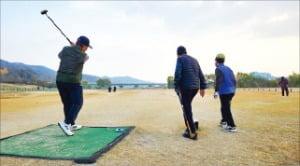 충남 예산 무한천 둔치 파크골프장에서 동호인들이 경기하고 있다. /충청남도 제공