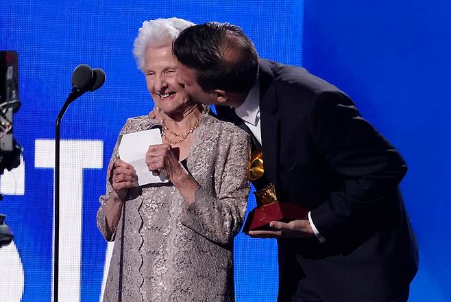 제23회 라틴 그래미상 시상식에서 최우수 신인상을 수상한 앙헬라 알바레스가 손자인 카를로스 호세 알바레스에게 키스를 받고 있다. AP연합뉴스