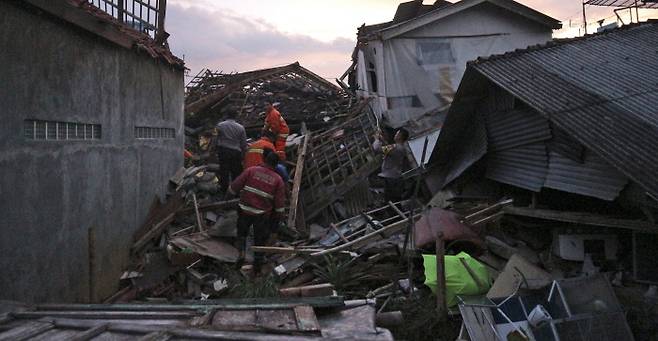 주저앉은 집…생존자 찾기 구조대원들이 21일(현지시간) 인도네시아 서자바주 치안주르 지역을 강타한 지진에 파괴된 건물 잔해에서 생존자 수색작업을 벌이고 있다. 치안주르 | AP연합뉴스