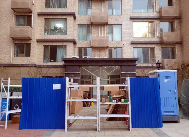 중국 베이징 차오양구의 한 아파트 입구가 20일 코로나19 방역 조치로 봉쇄돼 있다. 연합뉴스