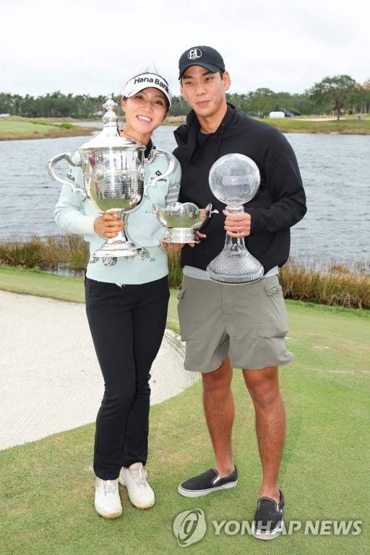 함께 포즈를 취한 리디아 고(왼쪽)와 정준 씨.
[AFP=연합뉴스]