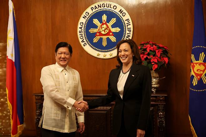 미국 해리스 부통령이 21일 필리핀 대통령궁에서 페르디난드 마르코스 주니어 필리핀 대통령과 만나 악수를 나누고 있다. <연합뉴스>