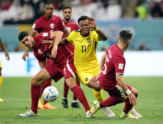 카타르가 21일 오전(한국시각)에 열린 에콰도르와의 월드컵 개막전에서 완패하며 월드컵 역사상 최초로 개최국이 개막전에서 패하는 불명예를 썼다. 사진은 왜콰도르 선수가 카타르 수비진을 뚫고 돌파하는 장면. /사진=로이터