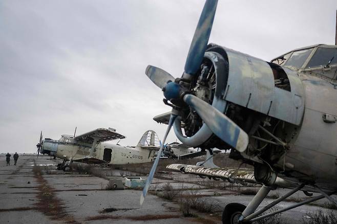 20일(현지시간) 러시아의 침공으로 전쟁 중인 우크라이나 남부 헤르손 외곽의 초르노바이우카 마을에 있는 헤르손 국제공항에서 항공기가 포격을 받아 파괴돼있다.[ 연합]