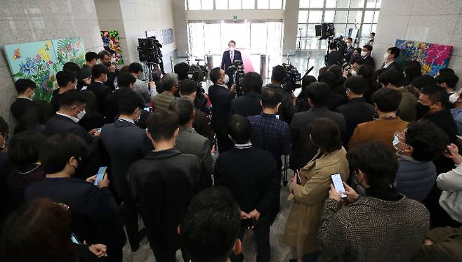 윤석열 대통령이 서울 용산 대통령실 청사로 출근해 기자들과 질의응답을 하는 모습. 연합뉴스