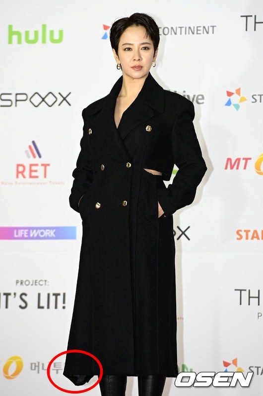 Actor Song Ji-hyo revealed his chic charm with an all-black outfit that hadnt been seen before, while at the same time announcing the news of the stylists replacement.In the SBS entertainment Running Man broadcast on the afternoon of the 20th, Song Ji-hyo captured Sight with a costume resembling Marvel Studios character Black Widow.Song Ji-hyo wore a full-length black costume made of leather and emanated a feminine beauty with a design that emphasized the ant waist. Above all, it was well suited to the signature short cuts, and the members praised it.Its a total awards show. Its really cool, said Jeon So-min. My sister is chic today, said Yoo Jae-seok. At this point, the stylist has changed. The new stylist is going to show her skills.Song Ji-hyo, who is trying to transform with a new stylist, received attention immediately after the Running Man broadcast with bold styling, but Hair and costumes, which have not been able to make good use of their beautiful beauty and charm, have been criticized.Song Ji-hyo challenged Short Cuts for the first time in 20 years since her debut last year, but the reaction was mixed.From the unevenly cut bangs to the untidy hairstyle, Song Ji-hyos appeal was reduced.Running Man members were surprised to see Song Ji-hyo, who appeared as Short Cuts, and fans announced a statement saying that they would like to improve Song Ji-hyo styling (coordination, hair and makeup) through the gallery.Song Ji-hyo said on the YouTube channel Turkiez on the Block, When I was really honest, I ate a lot of alcohol. I ate a lot of alcohol and I cut it.When I finished using toothpaste or cosmetics, I took the scissors and cut them off. Im sorry. Please dont swear at my kids, he said, confessing behind the scenes for the first time in eight months.The Short Cuts controversy seemed to be over, but this time the costume was a problem. The bottom of the Long Coat at the 2021 Asian Artist Awards Red Carpet Event was torn and captured by numerous cameras.Song Ji-hyos fans and netizens responded that I do not understand that the actress is wearing a bottom-up coat as she comes to the official ceremony of the Awards Red Carpet.In addition, it was pointed out that the styling was rough while digesting the promised schedule, not the event that was notified and attended on the day.Nevertheless, Song Ji-hyo did not change the team of stylists at the time, and showed his willingness to breathe for another year.Song Ji-hyo, who signed a contract with Uju Rocks last month and announced a new leap. While holding hands with a new agency, styling is also expected to show some changes.DB captures Running Man Turkiez on the Block screenshot