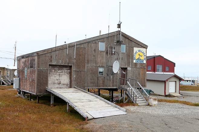카크토빅 원주민의 집. 바닥에 물이 차는 것과 북극곰의 공격을 막기 위해 땅바닥에서 조금 띄워서 지었다.