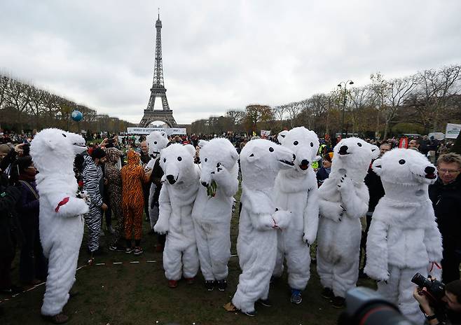 2015년 12월 프랑스 파리에서 유엔기후변화협약 당사국총회(COP21)가 열리는 동안 북극곰 분장을 한 활동가들이 에펠탑 근처에서 시위를 벌이고 있다.ⓒAP Photo