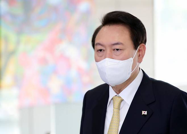 윤석열 대통령이 18일 오전 서울 용산 대통령실 청사로 출근하며 기자들과 질의응답을 하고 있다. ⓒ 연합뉴스