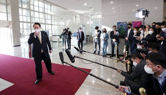 윤석열 대통령이 18일 오전 서울 용산 대통령실 청사로 출근, 기자들과 질의응답을 마친 뒤 집무실로 향하고 있다. ⓒ연합뉴스
