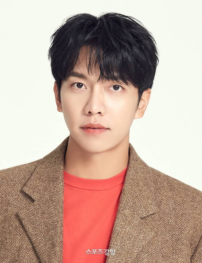 가수 이승기가 소속사로부터 음원 수익 정산을 전혀 받지 못하고 이를 요구했으나 비난을 받았다는 사실이 전해져 논란이 일고 있다. 소속사 제공