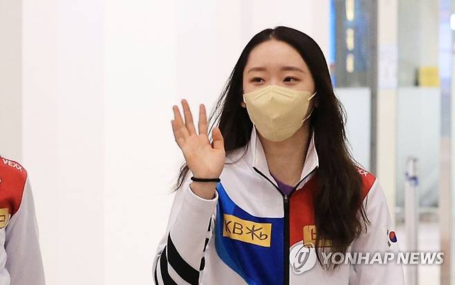 김연아 이후 첫 그랑프리 우승 차지한 피겨 김예림 귀국 (영종도=연합뉴스) 한종찬 기자 = 2022-2023 국제빙상경기연맹(ISU) 시니어 그랑프리 5차 대회 NHK 트로피 프리스케이팅에서 금메달을 차지한 '피겨장군' 김예림이 21일 저녁 인천국제공항을 통해 입국하고 있다. 2022.11.21 saba@yna.co.kr